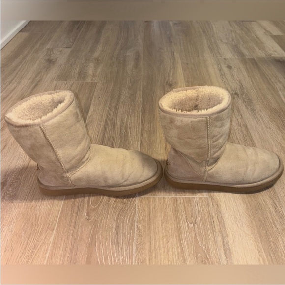 UGG Classic Short Boot Tan - Picture 3 of 8